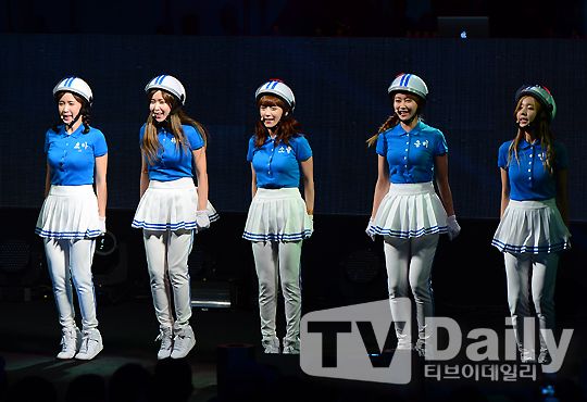 CrayonPopDJDocPoolParty2013-03_zpseb3e96